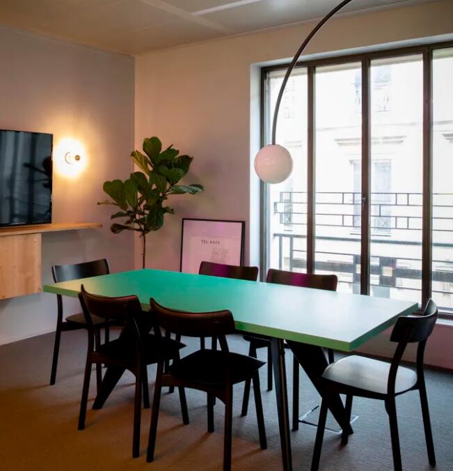今天和大家分享的办公室设计有色彩鲜艳而且设计感十足的工作空间